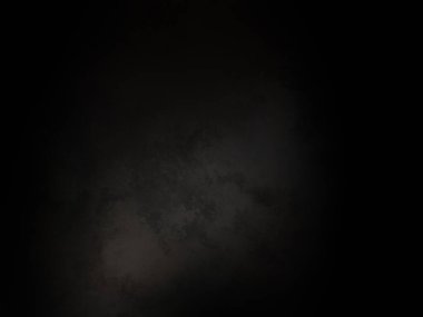 Siyah tişörtlü biri cep telefonu tutuyor.