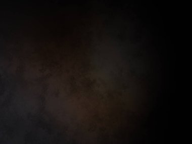 Siyah bir arka planın önünde duran takım elbiseli ve kravatlı bir adam.