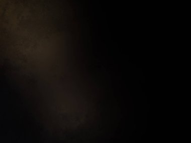 Takım elbiseli ve kravatlı bir adam elinde kamera tutuyor.