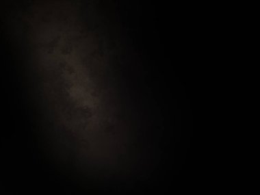 Siyah gömlekli ve kravatlı bir adam.