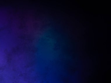 Takım elbiseli ve kravatlı bir adam tenis raketi tutuyor.