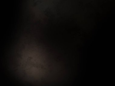 Siyah bir arka planın önünde duran takım elbiseli ve kravatlı bir adam.