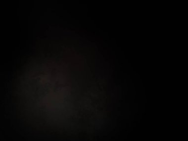 Ortasında kırmızı ışık olan siyah bir arkaplan