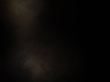 Karanlıkta duran takım elbiseli ve kravatlı bir adam.