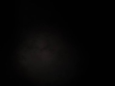 Karanlık gökyüzünde dolunay ve siyah bir arka plan.