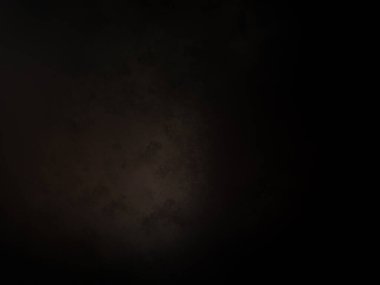 Siyah bir arka planın önünde duran takım elbiseli ve kravatlı bir adam.