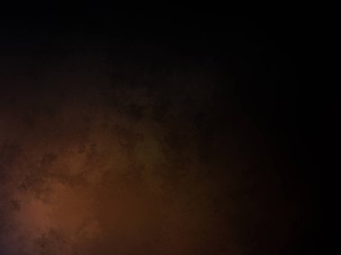 Takım elbiseli ve kravatlı bir adam karanlık bir arka planın önünde duruyor.