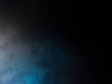 Sörf tahtası tutan dalgıç kıyafetli bir adam.