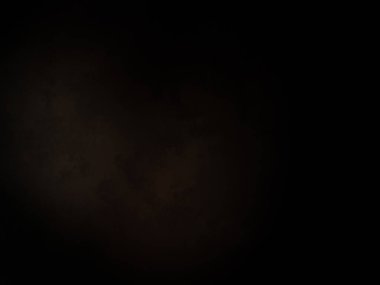 Karanlık gökyüzü ve aydınlığı olan siyah bir arkaplan.