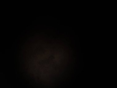 Karanlık gökyüzü ve aydınlığı olan siyah bir arkaplan.