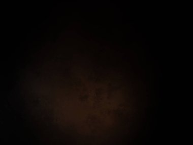 Penceresinden ışık saçan karanlık bir oda.