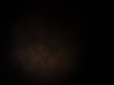 Karanlık bir oda, saati ve ışığı olan.