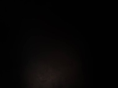 Karanlıkta elinde kamera tutan biri.