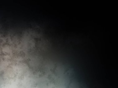 Siyah gömlekli bir adam tenis raketi tutuyor.