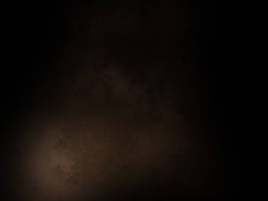 Takım elbiseli ve kravatlı bir adam karanlık bir arka planın önünde duruyor.