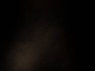 Siyah bir arka planın önünde duran takım elbiseli ve kravatlı bir adam.