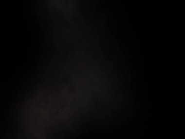 Takım elbiseli ve kravatlı bir adam mikrofonun önünde duruyor.