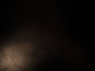 Takım elbiseli ve kravatlı bir adam duvarın önünde duruyor.