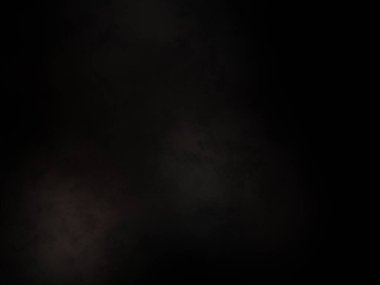 Siyah bir arka planın önünde duran takım elbiseli ve kravatlı bir adam.