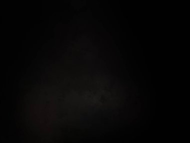 Ortasında beyaz ışık olan siyah bir arkaplan.