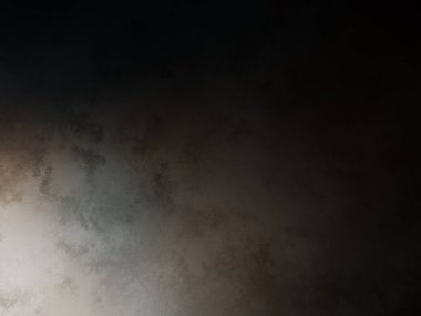 Takım elbiseli ve kravatlı bir adam duvarın önünde duruyor.