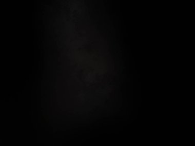 Beyaz ve kırmızı saati olan siyah bir arkaplan.