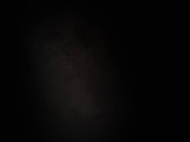 Siyah gömlekli bir adam elinde kamera tutuyor.