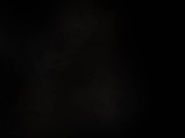 Elinde mikrofon tutan takım elbiseli ve kravatlı bir adam.