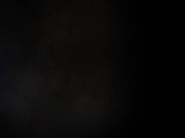 Elinde mikrofon tutan takım elbiseli ve kravatlı bir adam.