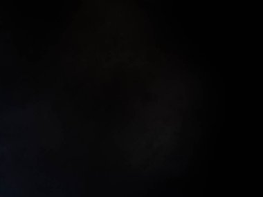 Elinde mikrofon tutan takım elbiseli ve kravatlı bir adam.