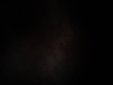 Ortasında beyaz ışık olan siyah bir arkaplan.