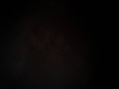 Siyah ve beyaz bir arkaplan. Karanlıktaki bir insanın resmi.