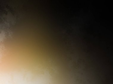 Takım elbiseli ve kravatlı bir adam tenis raketi tutuyor.