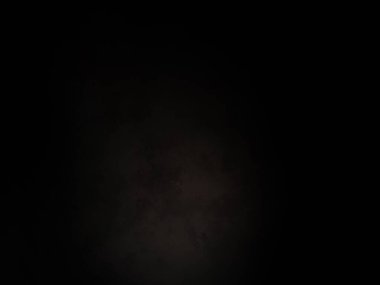 Beyaz ve kırmızı saati olan siyah bir arkaplan.