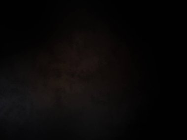 Karanlık gökyüzü ve aydınlığı olan siyah bir arkaplan.