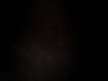 Beyaz ve kırmızı saati olan siyah bir arkaplan.