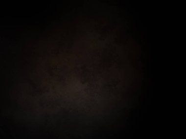 Karanlık gökyüzü ve aydınlığı olan siyah bir arkaplan.