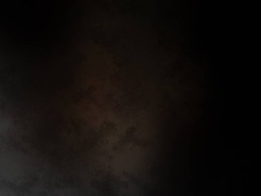 Karanlık bir odada çekilmiş siyah beyaz bir fotoğraf.