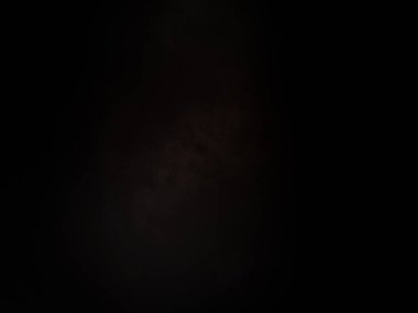 Ortasında beyaz ışık olan siyah bir arkaplan.