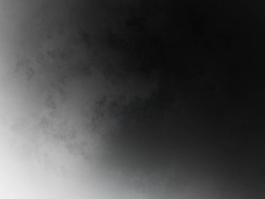 Karlı bir yamaçta snowboard süren bir adam.