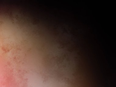 Bir adam kortta tenis raketi tutuyor.