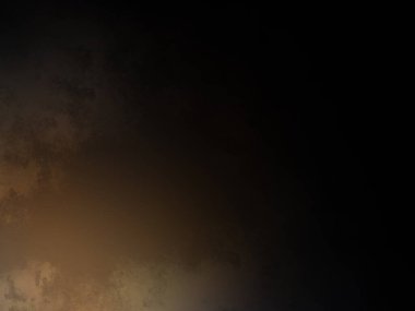 Karanlık bir yüzeyde kaykay süren bir adam.