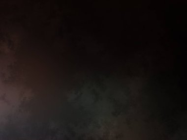 Arkasında yıldırım fırtınası olan karanlık bir gökyüzü.