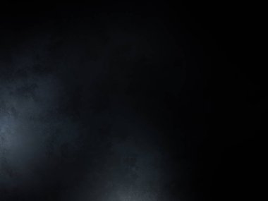 Siyah gömlekli bir adam tenis raketi tutuyor.