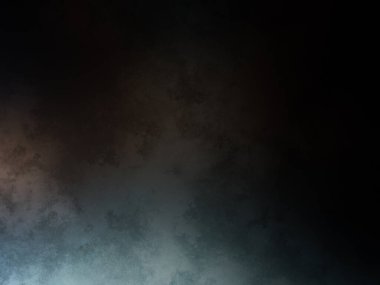 Karanlıkta snowboard yapan biri.