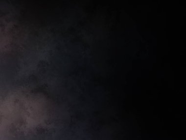 Elinde mikrofon tutan takım elbiseli ve kravatlı bir adam.