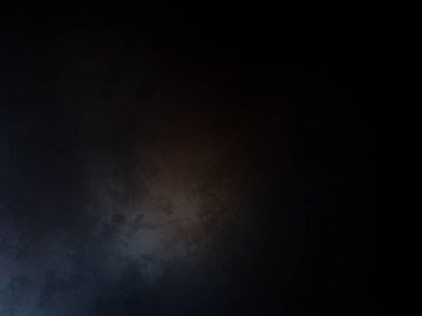 Takım elbiseli ve kravatlı bir adam karanlık bir arka planın önünde duruyor.