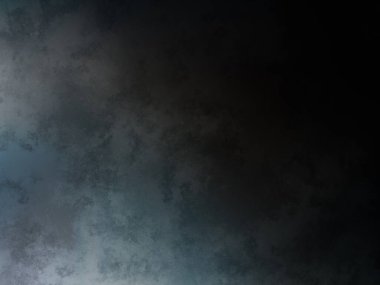 Takım elbiseli ve kravatlı bir adam karanlık bir arka planın önünde duruyor.