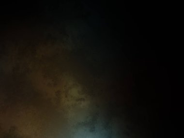 Karanlık bir yüzeyde kaykay süren bir insan.