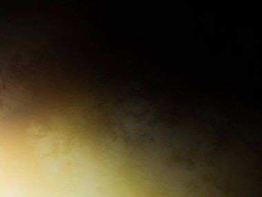 Elinde tenis raketi tutan bir adam.